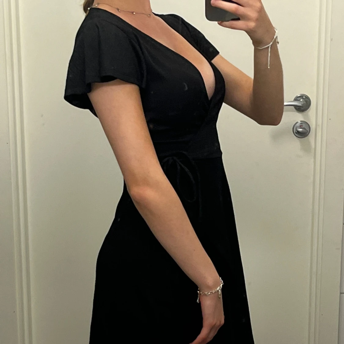 Svart omlottklänning med v-ringning - 1