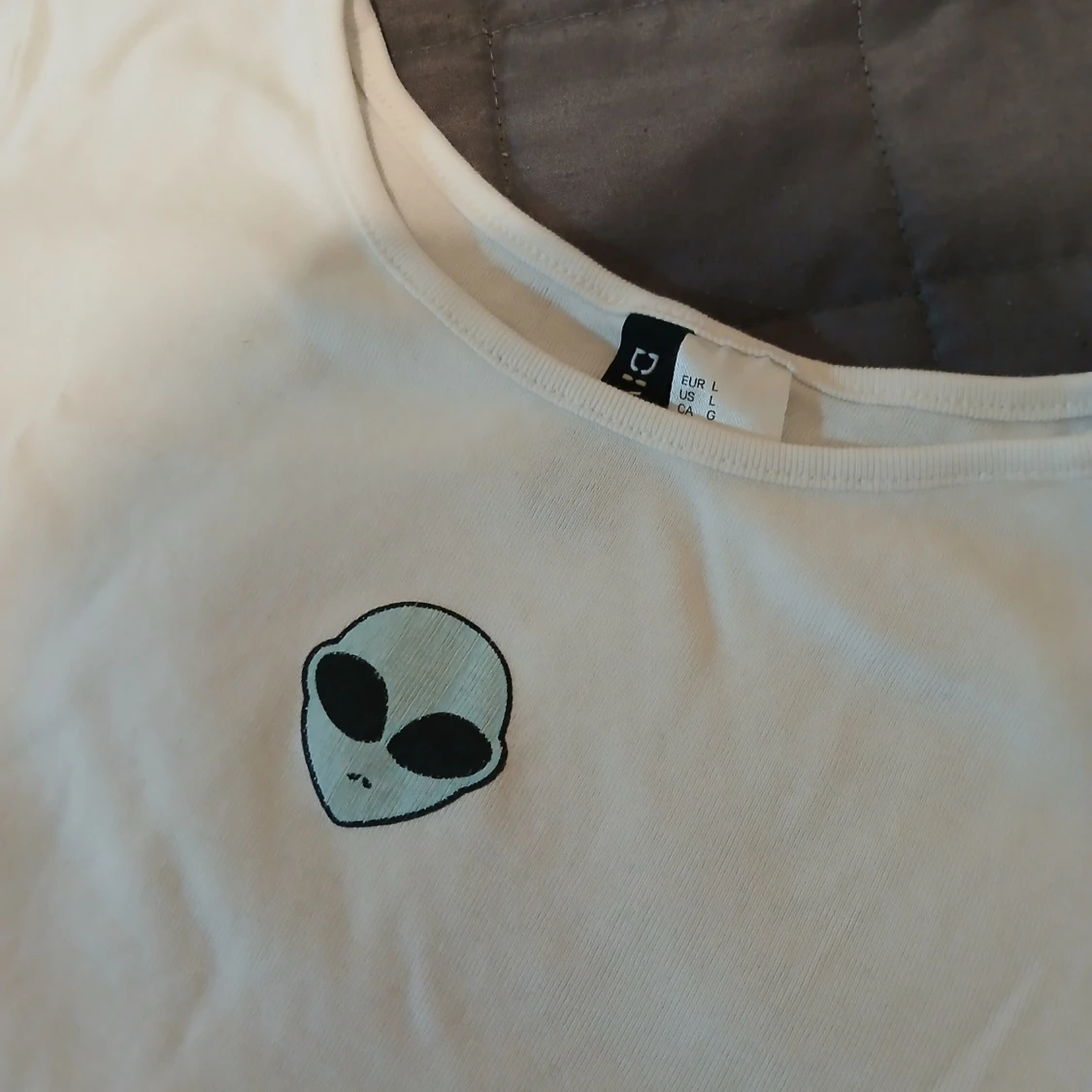 Vit croppad topp med alien-tryck - 1