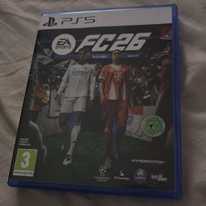 EA Sports FC 26 PS5 - EA Sports FC 26 till PlayStation 5. Komplett med fodral och skiva i mycket fint skick. Upplev den senaste fotbollssimuleringen med uppdaterade lag, ligor och Hypermotion V-teknik. Perfekt för fotbollsfans och samlare.