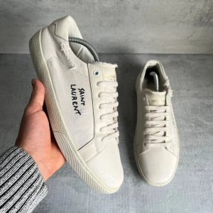 Saint Laurent skor - Stilrena cream ysl | topp skick 9,5/10 använda nån gång bara | endast skorna ingår | storlek 44 passar större | skriv vid frågor 