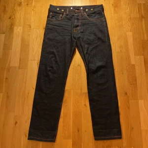 Selvage jeans från cheap Monday - Selvage jeans från cheap Monday med röda kontrast stygn med 42cm rakt över midjan och 77cm i innerbenslängd. Skriv gärna för mer info eller bilder :)