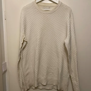  Samsøe Samsøe sweater - Vit sweater från Samsøe Samsøe med diskret zigzag-mönster. Rund halsringning och långa ärmar ger en clean och stilren look. .