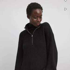 Svart ribbad half zip stickad tröja NA-KD - Svart stickad tröja från NA-KD med ribbad struktur och half zip-dragkedja framtill. Hög krage och långärmad modell i mjuk ekologisk bomull. Perfekt för lager-på-lager och chill stil. Snygg och enkel att matcha med jeans eller kjol.