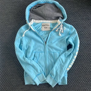 Sällsynt Aeropostale Vintage hoodie - Snygg ljusblå hoodie från Aeropostale med broderad A87 på bröstet och tryck på ärmen. Tröjan har huva med vita snören, dragkedja framtill och två fickor. Insidan av huvan är grå och mjuk. Perfekt för höst och vinter! Rare peace som ej säljs längre och är därför eftertraktad! Skriv vid funderingar 😁📲