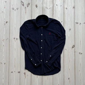 Ralph Lauren skjorta  - Säljer nu denna feta Ralph lauren skjortan i riktigt bra skick. Storlek: S. Nypris: 1799kr. Mitt pris: 449kr. Skriv vid frågor eller för fler bilder! 🤩