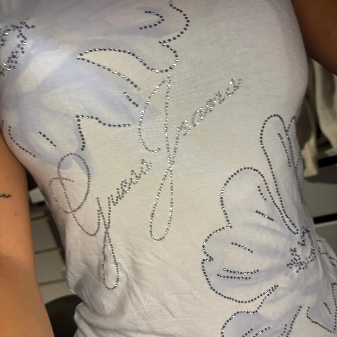 Vit t-shirt med blommor från Guess - 1