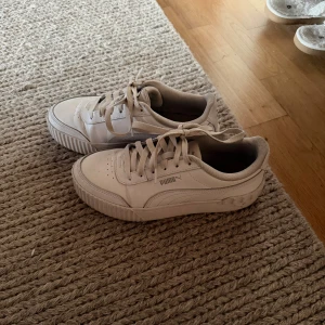 Vita sneakers från Puma - Säljer ett par stilrena vita Puma sneakers med lågt skaft och klassisk rund tå. Crisade därav lågt pris 150💗