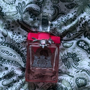Juicy Couture rosa parfymflaska - God parfym från juicy couture 100ml ca 65 -70% kvar🌸🌸✨✨