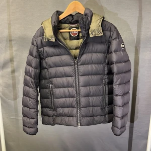 Colmar jacka mörkgrå 48 - Supersnygg colmar jacka! Letar du efter en vinterjacka så är denna den rätta! Size 48 motsvarar S! Modellen är 179 och passar perfekt! Skick 8,5/10 begagnad men galant skick! Hör av dig vid frågor! 