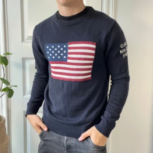 Gant usa tröja mörkblå S - Gant usa tröja mörkblå S, inga defekter. Modellen är 180,75 kg. Kom med frågor 😊väldigt skön! 