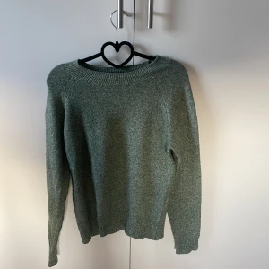Grön stickad tröja från Vero Moda  - Grön stickad tröja från Vero Moda. Storlek XS. Lite nopprig, men bra skick. Priset kan diskuteras och den tvättas innan köp!💚