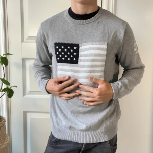 Gant grå usa flagga tröja L - Gant grå usa flagga tröja L, inga defekter. Modellen är 180,75 kg. Kom med frågor 😊