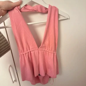Rosa halterneck topp - Rosa halterneck topp från Gina Tricot, använd 2 gånger. Stl M 🩷