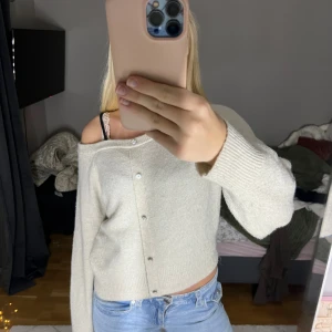 Stickad tröja - Stickad tröja från Hm, knapparna är bara detaljer så inga riktiga knappar💞