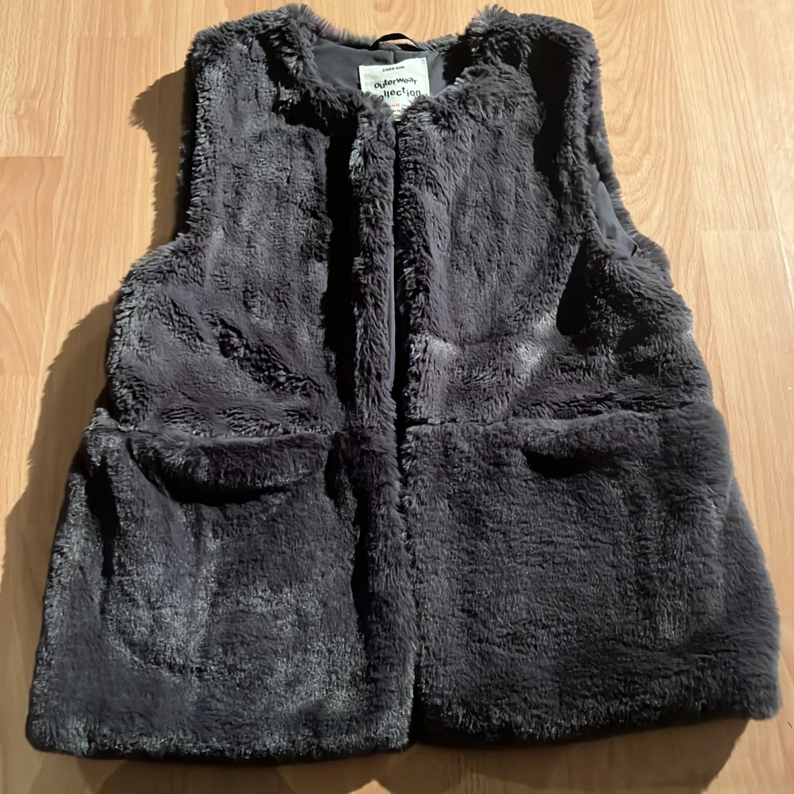 Mörkgrå pälsväst från Zara Kids