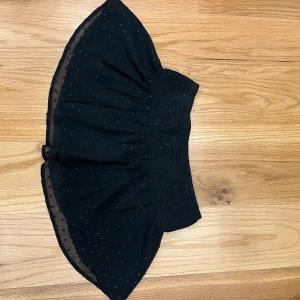 Svart glittrig kortkjol från Gina Tricot - Supersöt svart kortkjol från Gina Tricot med glitter prickar. Perfekt för en varm sommar dag eller ett mer uppklätt event! Skriv om du har flera frågor💕