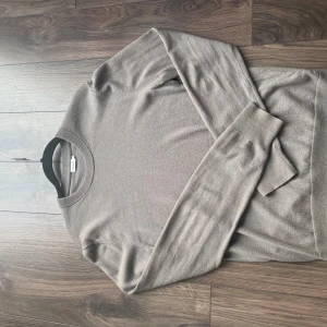 Olivgrön stickad tröja från Filippa K - En riktigt schysst stickad tröja från Filippa K. En snygg och välpassande tröja som passar nu perfekt inför hösten med sin snygga olivgröna färg. Väldigt bra skick använd ett fåtal gånger bara(8/10). Storlek S. Hör gärna av er om ni har några funderingar. Mvh Alvin.