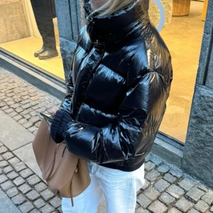 Tommy hilfiger jacka - Tommy Hilfiger jacka som knappt är använd!! Super trendig och perfekt för i vinter. 💕