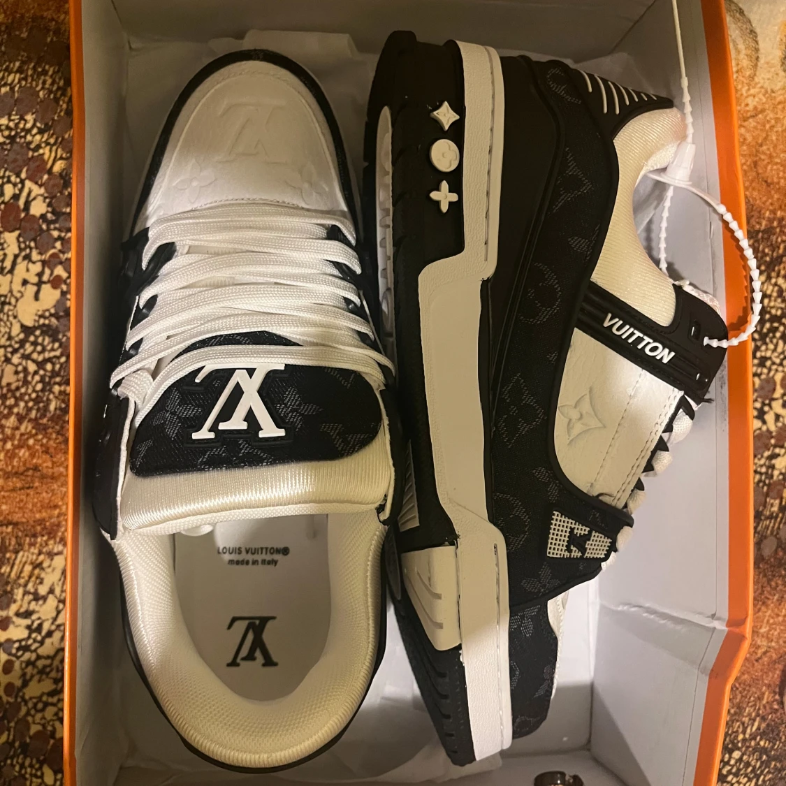 Louis Vuitton svartvita sneakers - 1