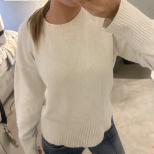 vit stickad tröja - Enkel söt tröja från &otherstories storlek xs!! Kommer tyvärr inte till användning mer💞💞