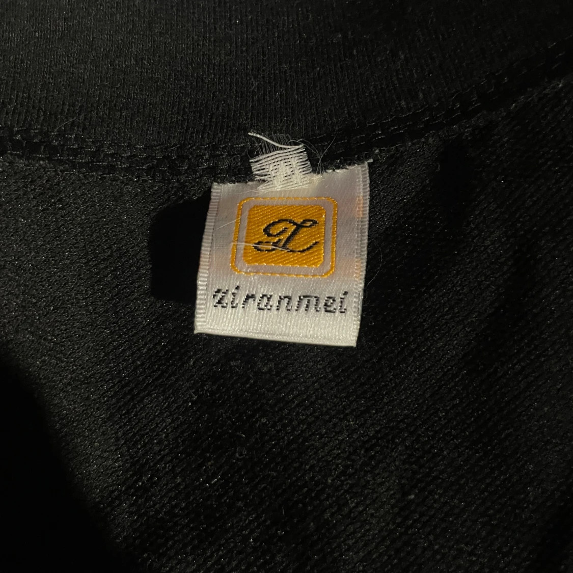 Svart sweatshirt med ränder från Liranmei - 2