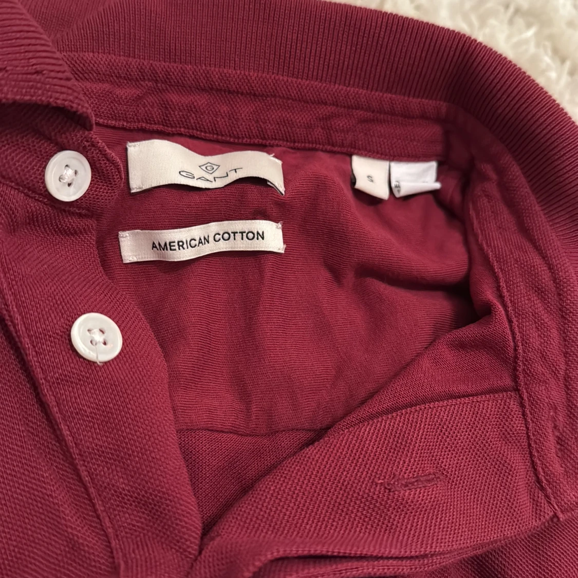 Vinröd pikétröja från Gant, stl S - 2