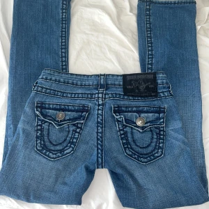 Supersnygga lågmidjade  true religion jeans  - Så snygga jätte lågmidjade true religion jeans ! Skulle säga att de är i strl 26/30 💕 unika med mörka sömmar och svåra att få tag på, äkta ! 