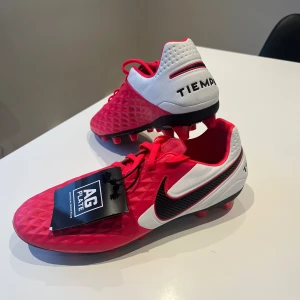 Nike Tiempo PRO röda - Nike Tiempo fotbollsskor som är helt nya!! Skorna är i storlek 43 med ett innermått på 27,5 cm. För mer frågor eller liknande så är det bara o höra av sig!
