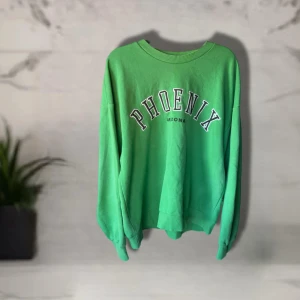 Grön sweatshirt Phoenix Gina Tricot - .Grön sweatshirt med broderad Phoenix text. Tyget har blekts på vissa ställen.