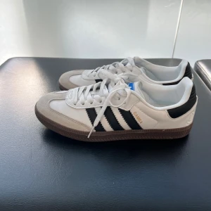 Adidas Samba sneakers vit/svart - Supersnygga adidas skor samba går att hämta upp Nacka forum. Pris kan diskuteras 