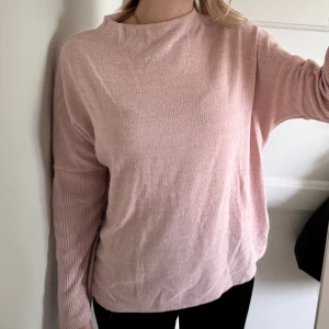 Ljusrosa stickad tröja - Mysig ljusrosa stickad tröja med långärmad design. 