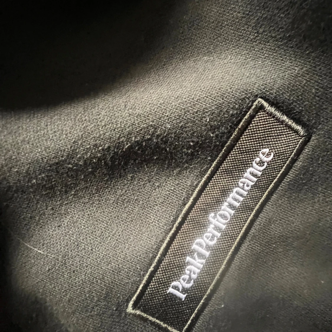 Mörk grön hoodie från Peak Performance - 3