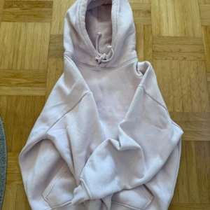 Ljusrosa hoodie från Bik Bok XS - Supermjuk ljusrosa hoodie från Bik Bok i storlek XS. Tröjan har huva med snörning och en stor magficka framtill. Perfekt för chill dagar och har en skön, lite oversized passform. Materialet är mjukt och fleeceliknande på insidan💗