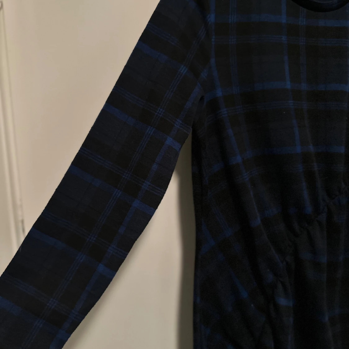 Mörkblå rutig långärmad klänning strl: L - 1
