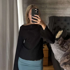 Svart fin tröja💖 - Säljer nu min svarta tröja med häng hals och vida ärmar pågrund av att jag aldrig använt den. 200kr nypris 160kr💖