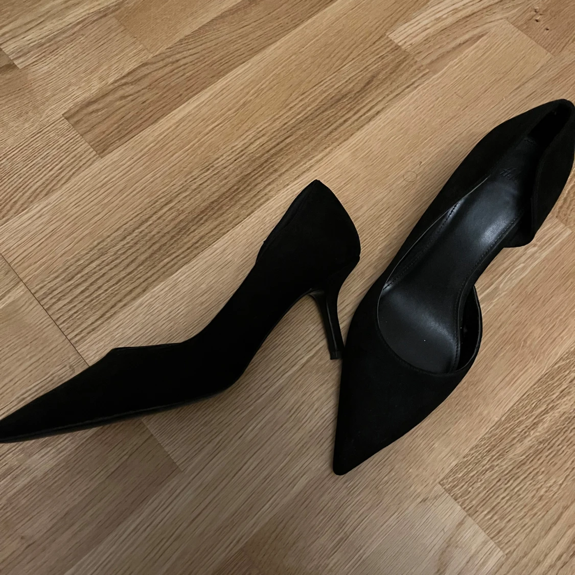 Svarta pumps med spetsig tå från H&M - 2