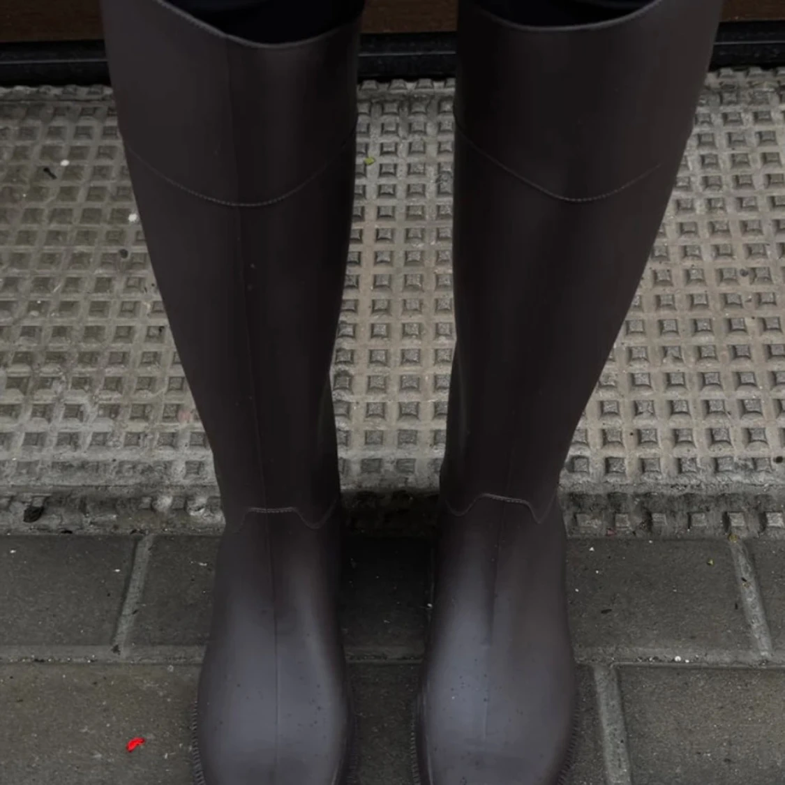 Bruna höga stövlar i syntet