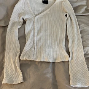 Ribbad topp från ASOS Design - Säljer en söt ljusbeige ribbad topp från ASOS Design.