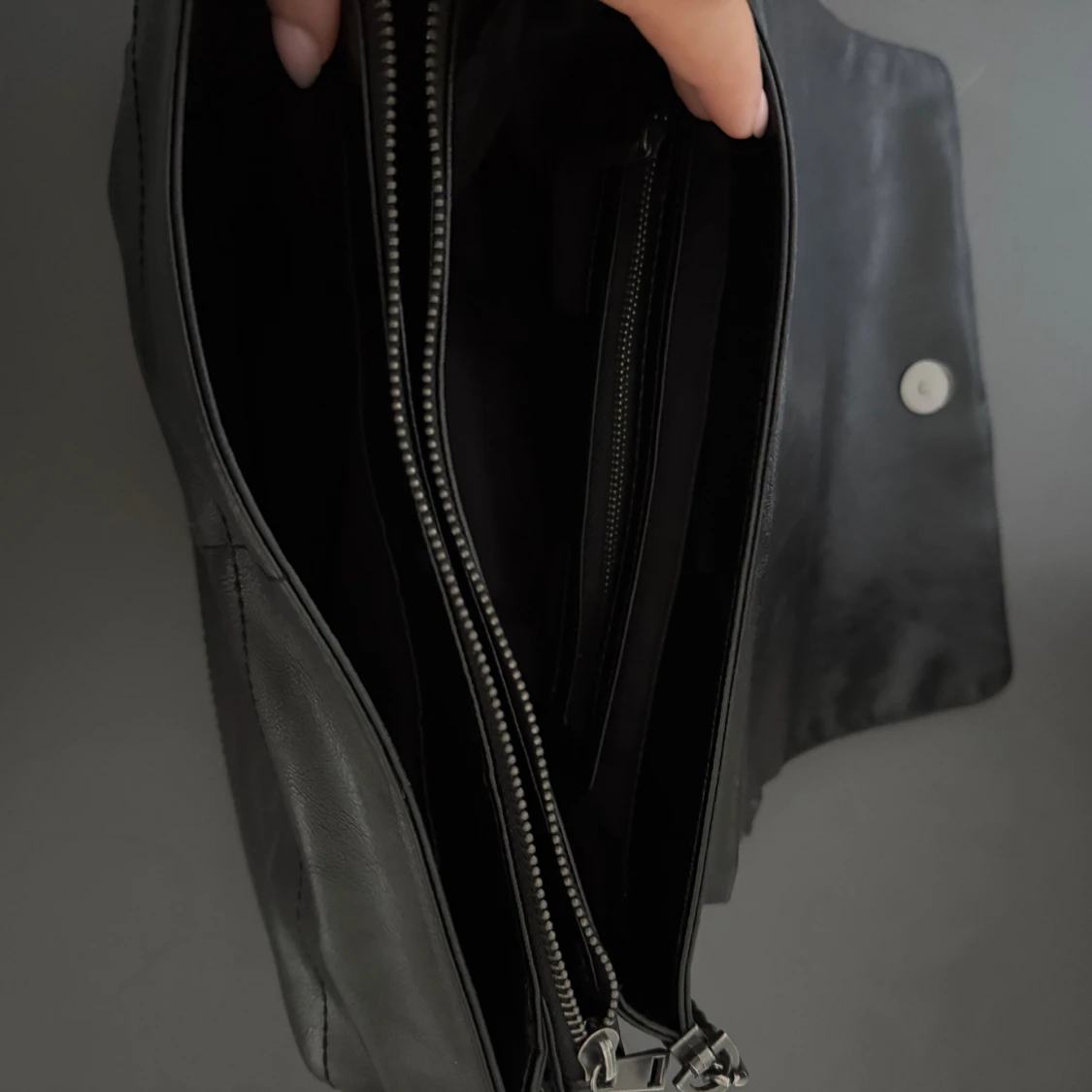 Svart axelväska i skinn med kedjerem från Zara  - 2