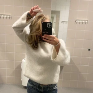 Vit fluffig stickad tröja - !!INTRESSEKOLL!! Supermysig vit stickad tröja med fluffig känsla och raka, lite vida ärmar. Bra sick använd fåtal gånger! Skriv för fler bilder orginalpris 799kr (säljs inte längre)