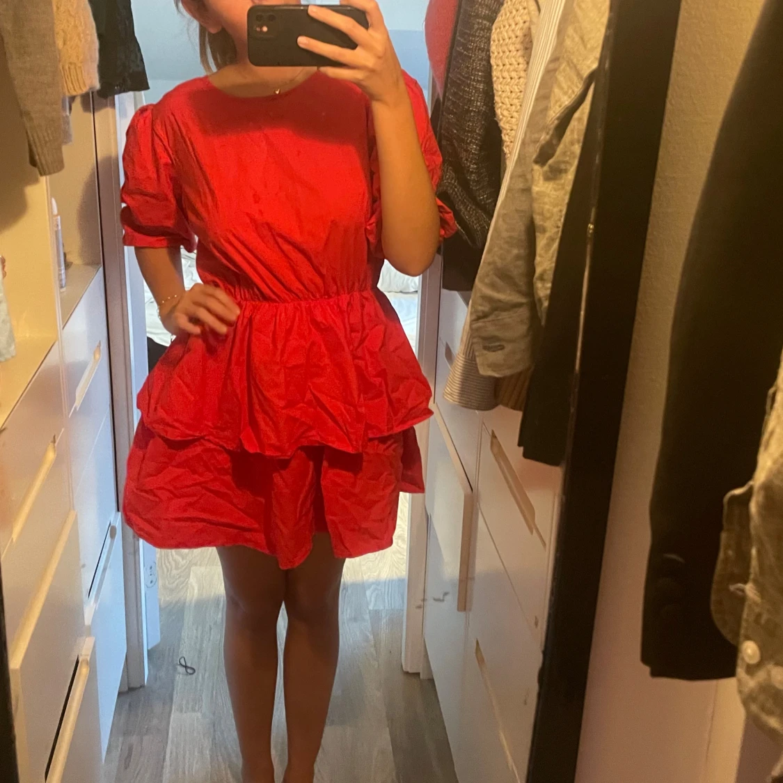 Röd volangklänning med puffärm - 2