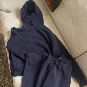 Marinblått mjukis set   - Marinblått mjukis set från Gina Tricot. 