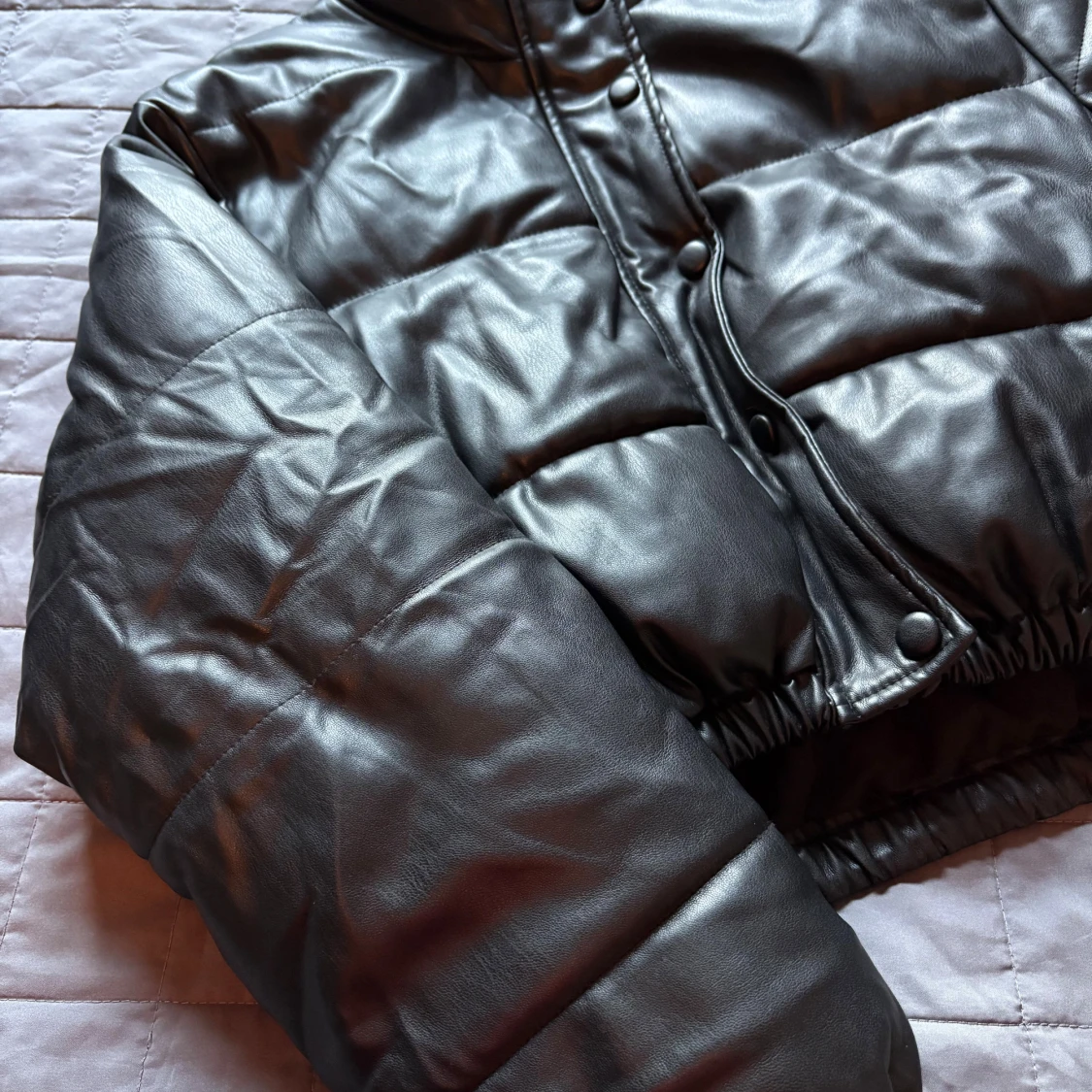 Svart pufferjacka, cropad i fejkskinn från Zara - 1