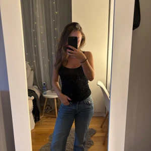 Jeans - Blåa jeans från lager 157 som är raka. Använda få gånger💕 knappen längst ner på gylfen är borta (var borta även i butik) men inget som syns när man knäppt, se sista bilderna!