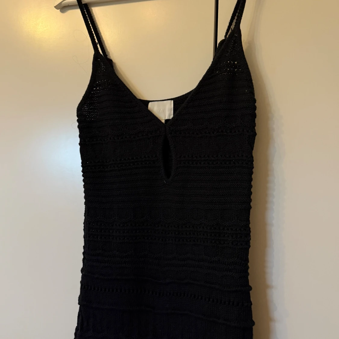 Svart stickad klänning från H&M - 1