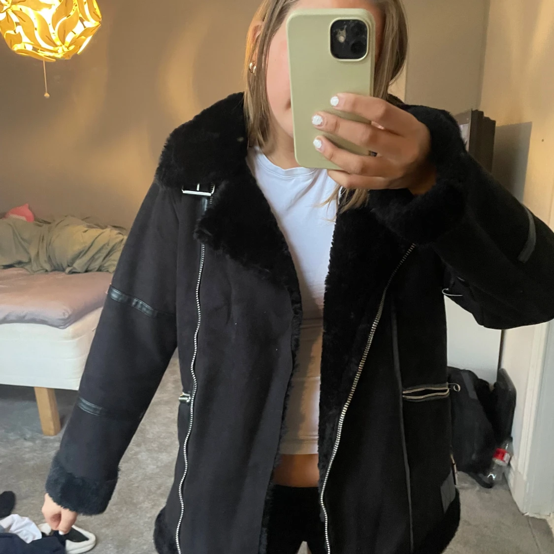 Svart pälsjacka med dragkedjor - 1