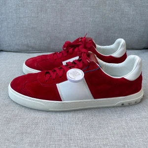 Valentino flycrew(nya) - Helt nya men saknar en nit. Dustbag medföljer. Hör av dig vid frågor!