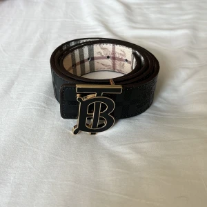 Vändbart burberry bälte - Fett vändbart bälte från Burberry med guld-svart spänne i storlek 95/110cm, hålgörare ingår. Nytt skick och fraktas inom 24h✅