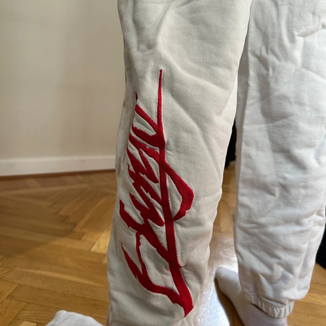 Vita mjukisbyxor med röd logga - 1