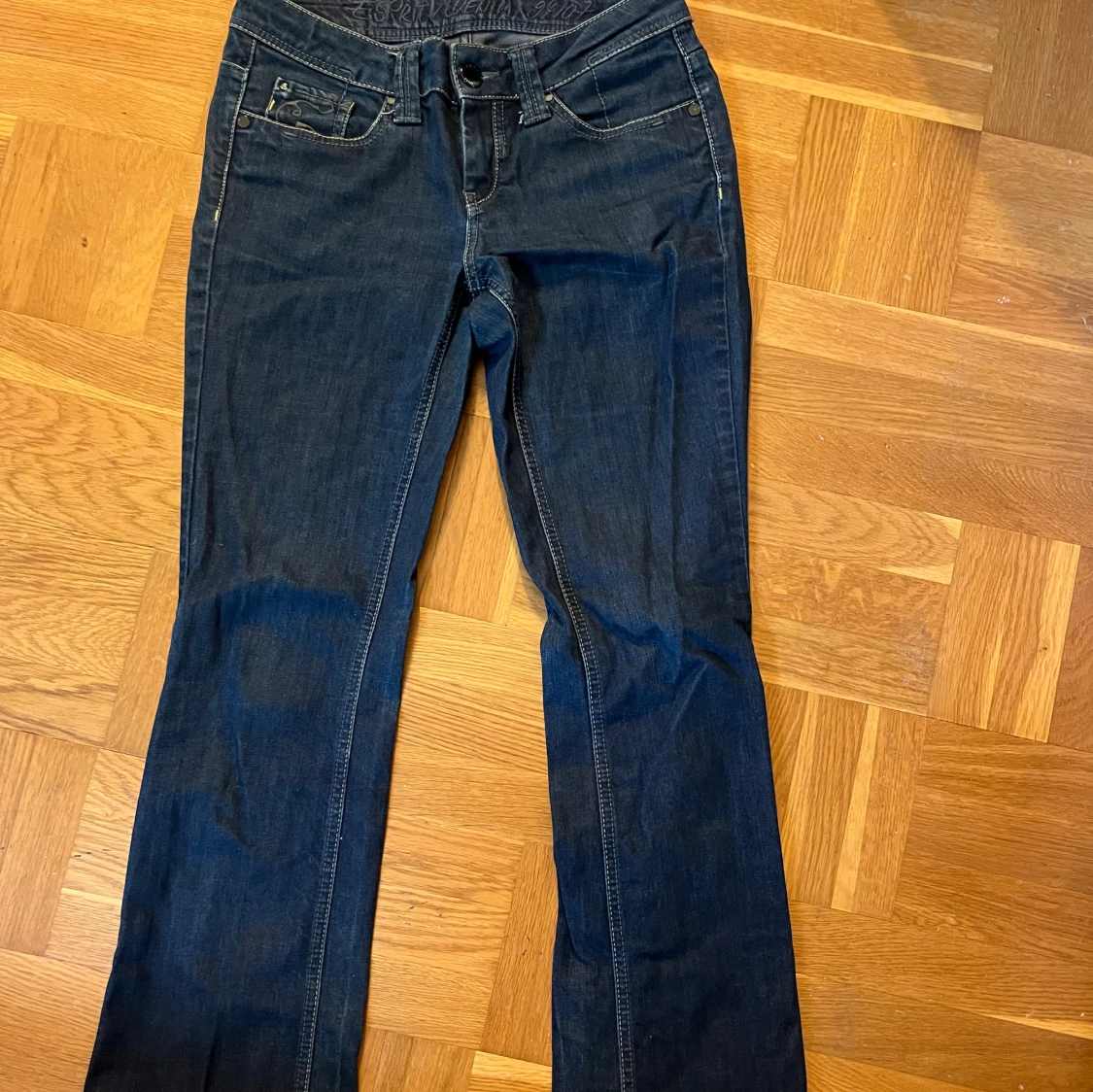 Mörkblå bootcut jeans